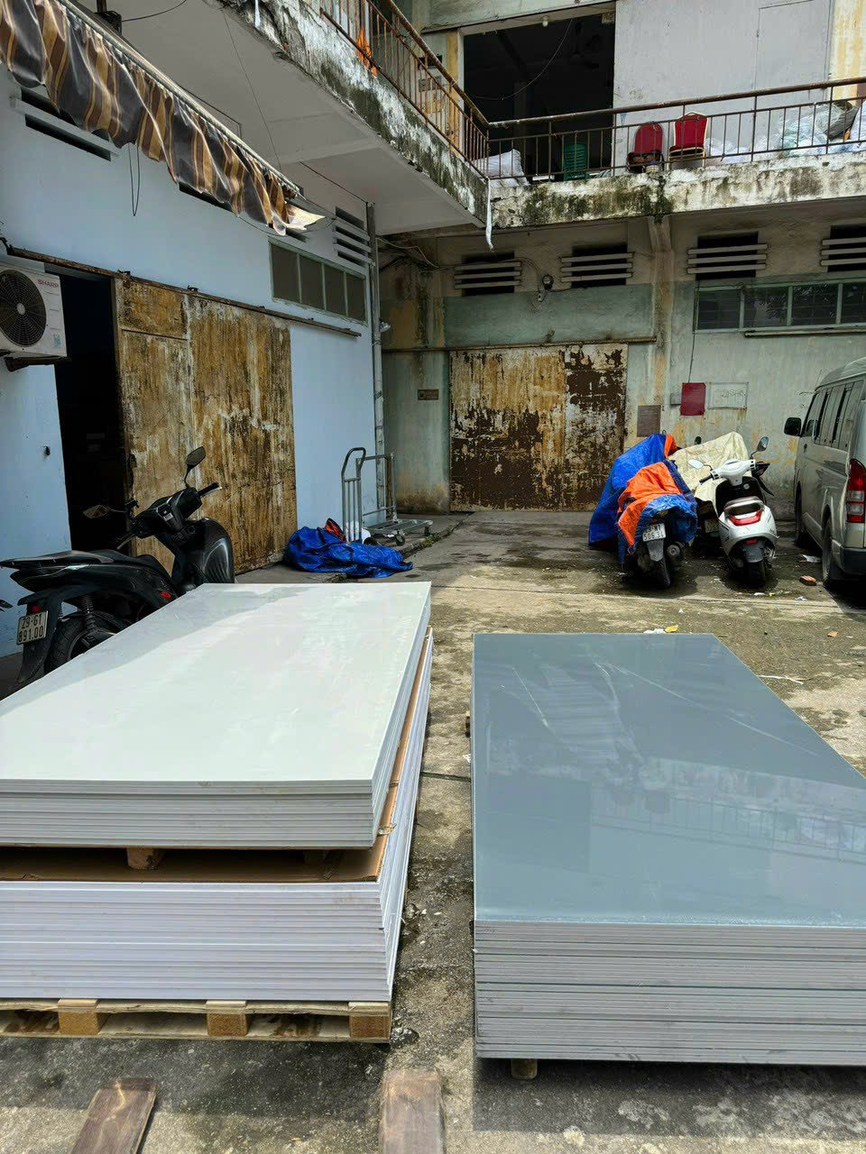 Gỗ nhựa than tre mặt nhựa Acrylic siêu bóng màu ghi và chì, trắng
