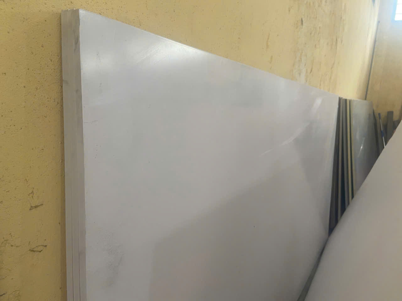 Gỗ nhựa 17 ly màu trắng 1 lớp cốt trắng, mặt trắng mờ. Tỉ trọng 0.6