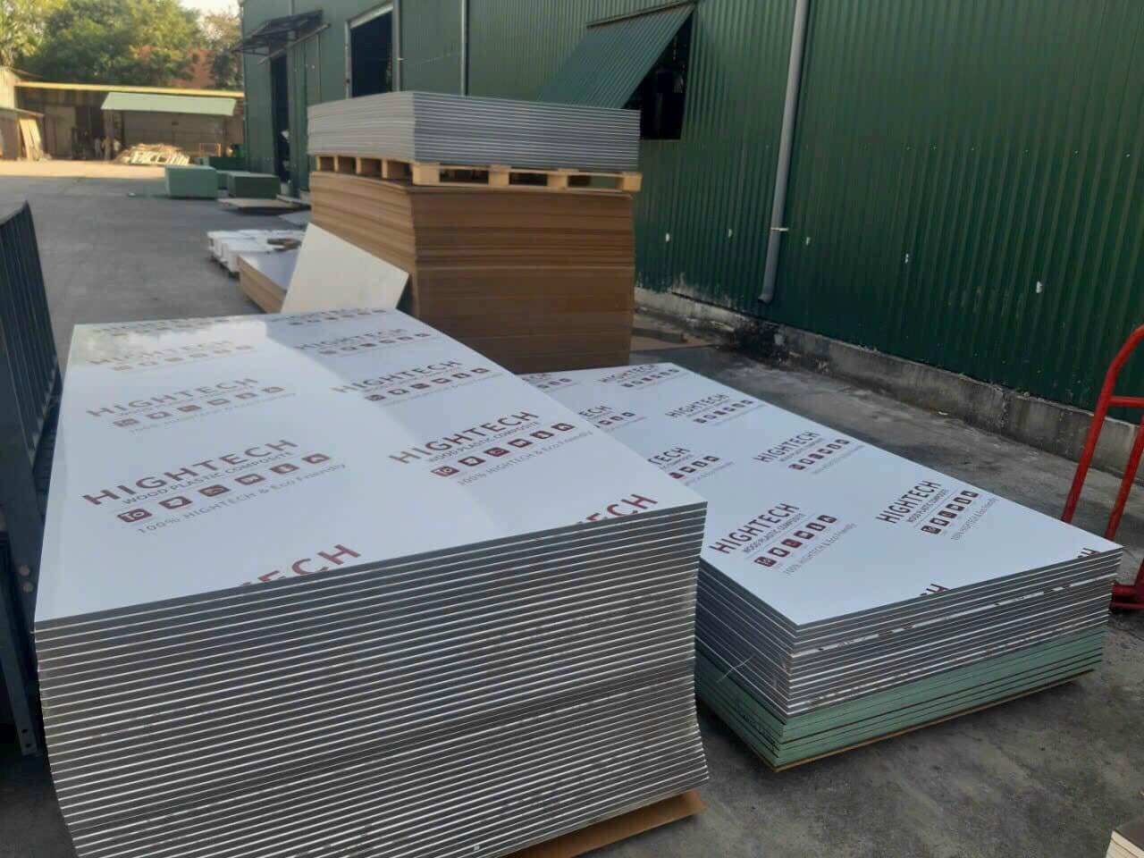 Gỗ nhựa 17 ly cốt đen than tre mặt trắng Acrylic 0.7mm