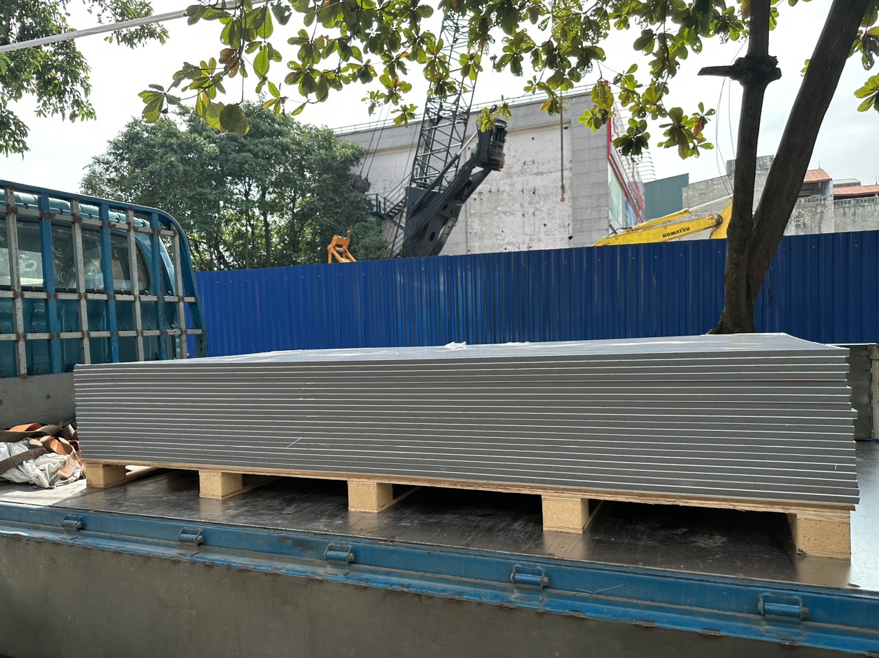Gỗ nhựa 17 ly cốt đen than tre mặt trắng Acrylic 0.7mm