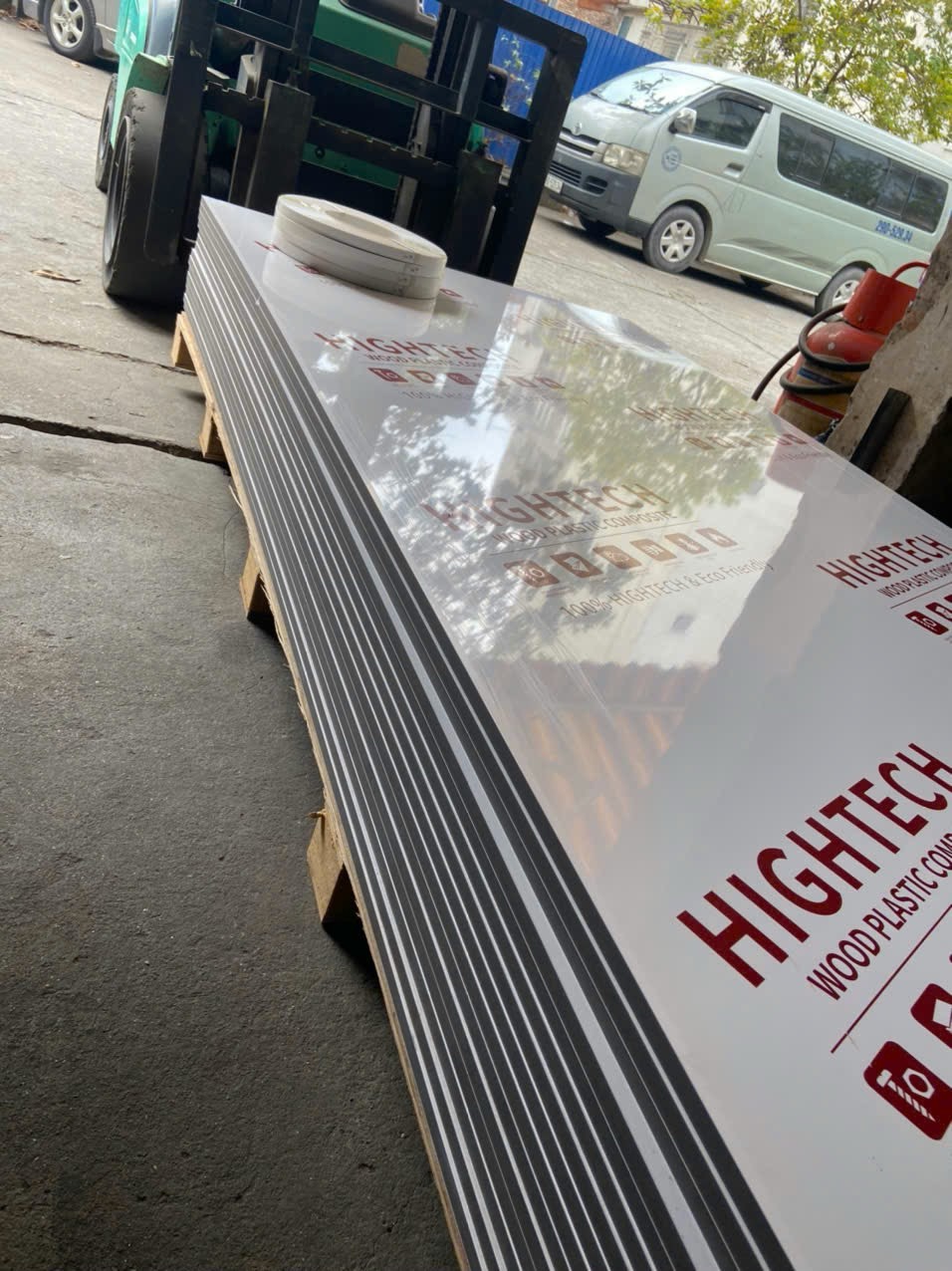 Gỗ nhựa 17 ly cốt đen than tre mặt trắng Acrylic 0.7mm