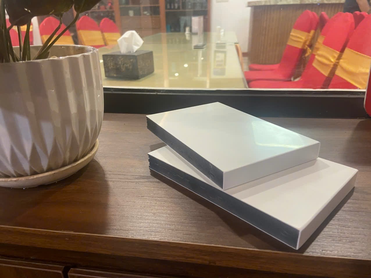 Gỗ nhựa 17 ly cốt đen than tre mặt trắng Acrylic 0.7mm