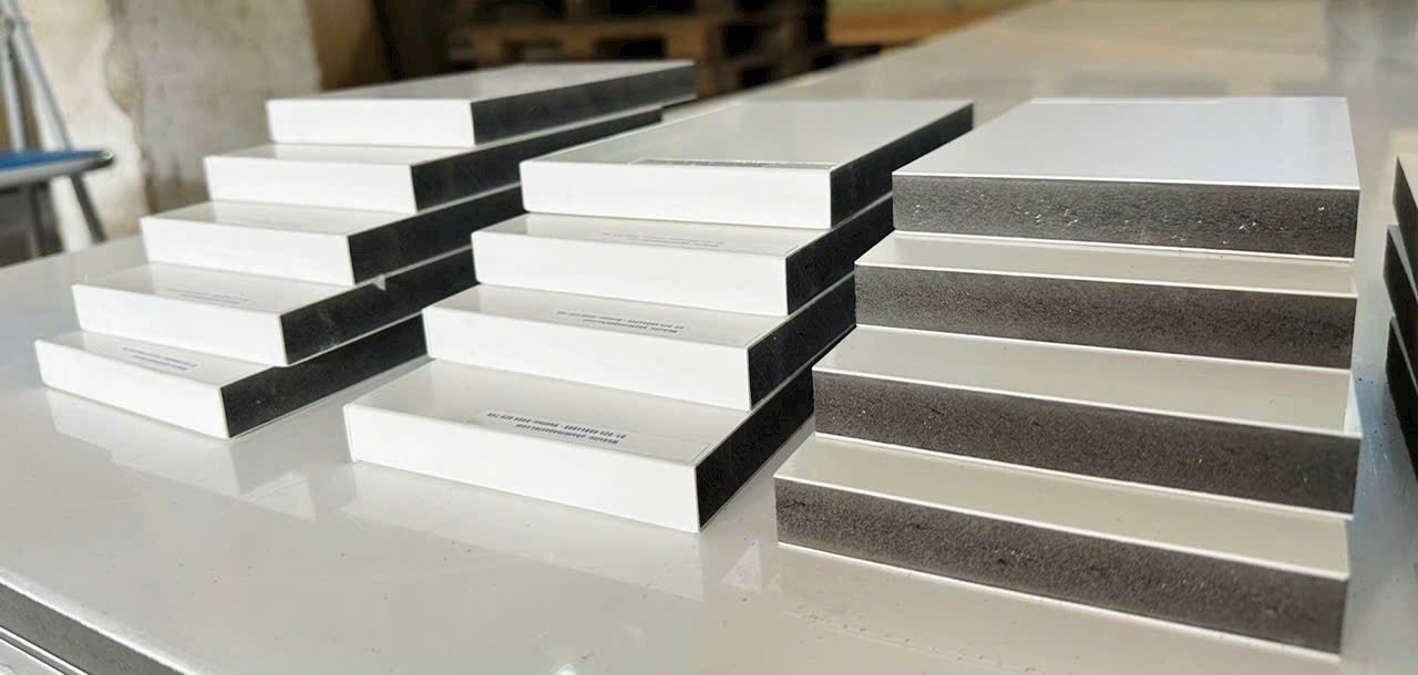 Gỗ nhựa 17 ly cốt đen than tre mặt trắng Acrylic 0.7mm
