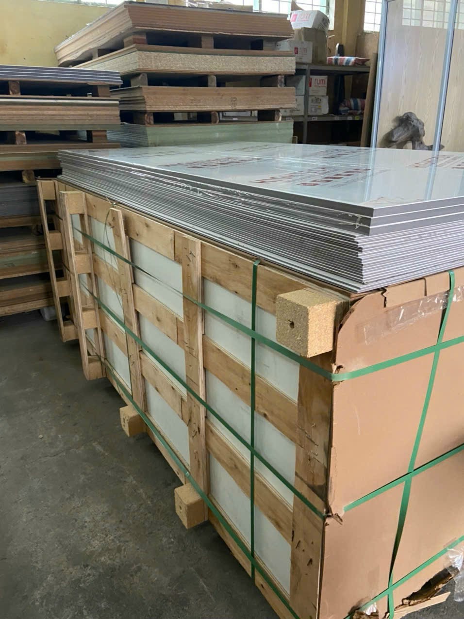 Gỗ nhựa 17 ly cốt đen than tre mặt trắng Acrylic 0.7mm