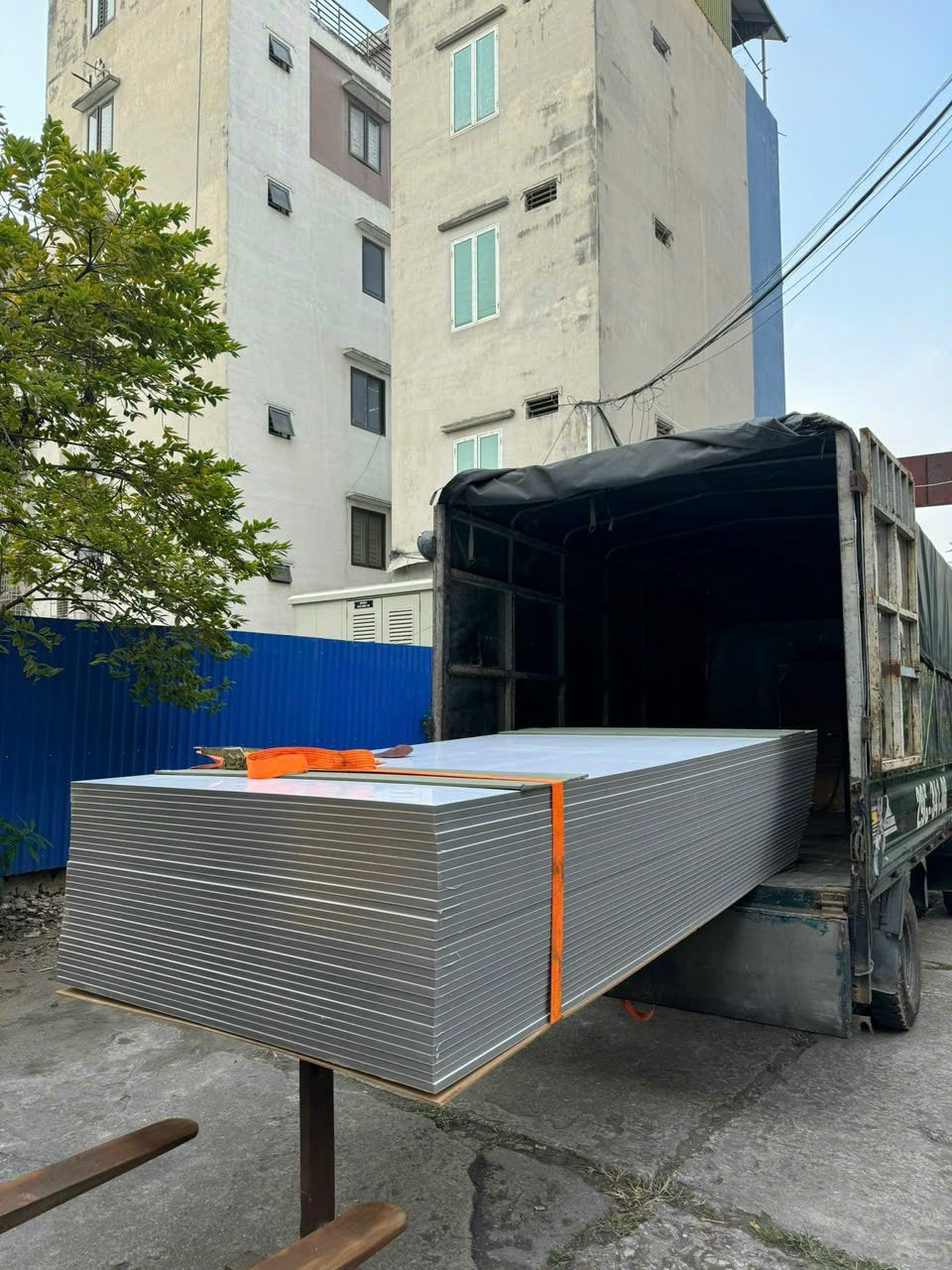 Gỗ nhựa 17 ly cốt đen than tre mặt trắng Acrylic 0.7mm