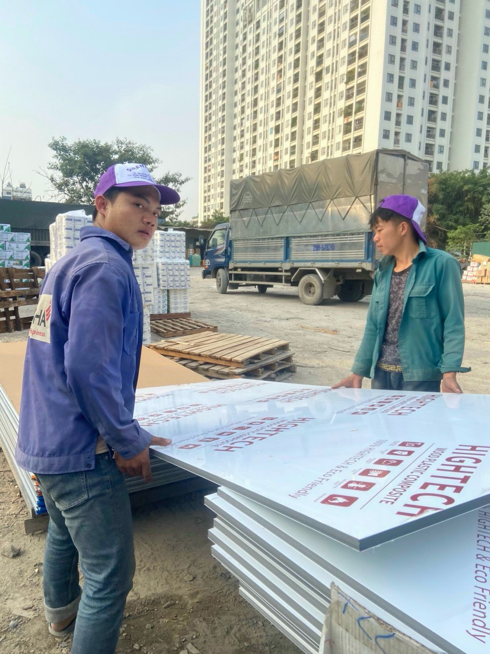 Gỗ nhựa 17 ly cốt đen than tre mặt trắng Acrylic 0.7mm