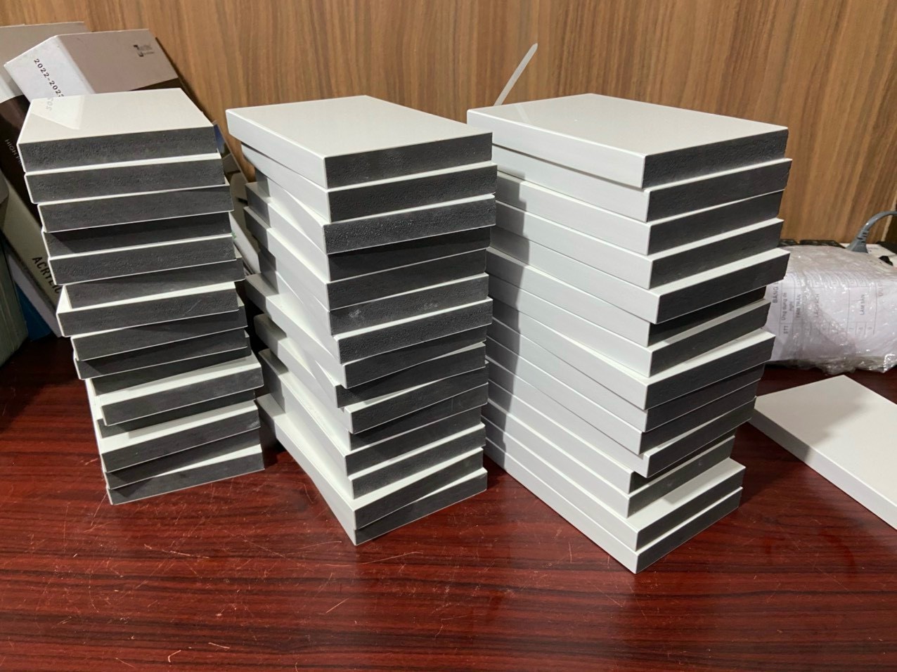 Gỗ nhựa 17 ly cốt đen than tre mặt trắng Acrylic 0.7mm