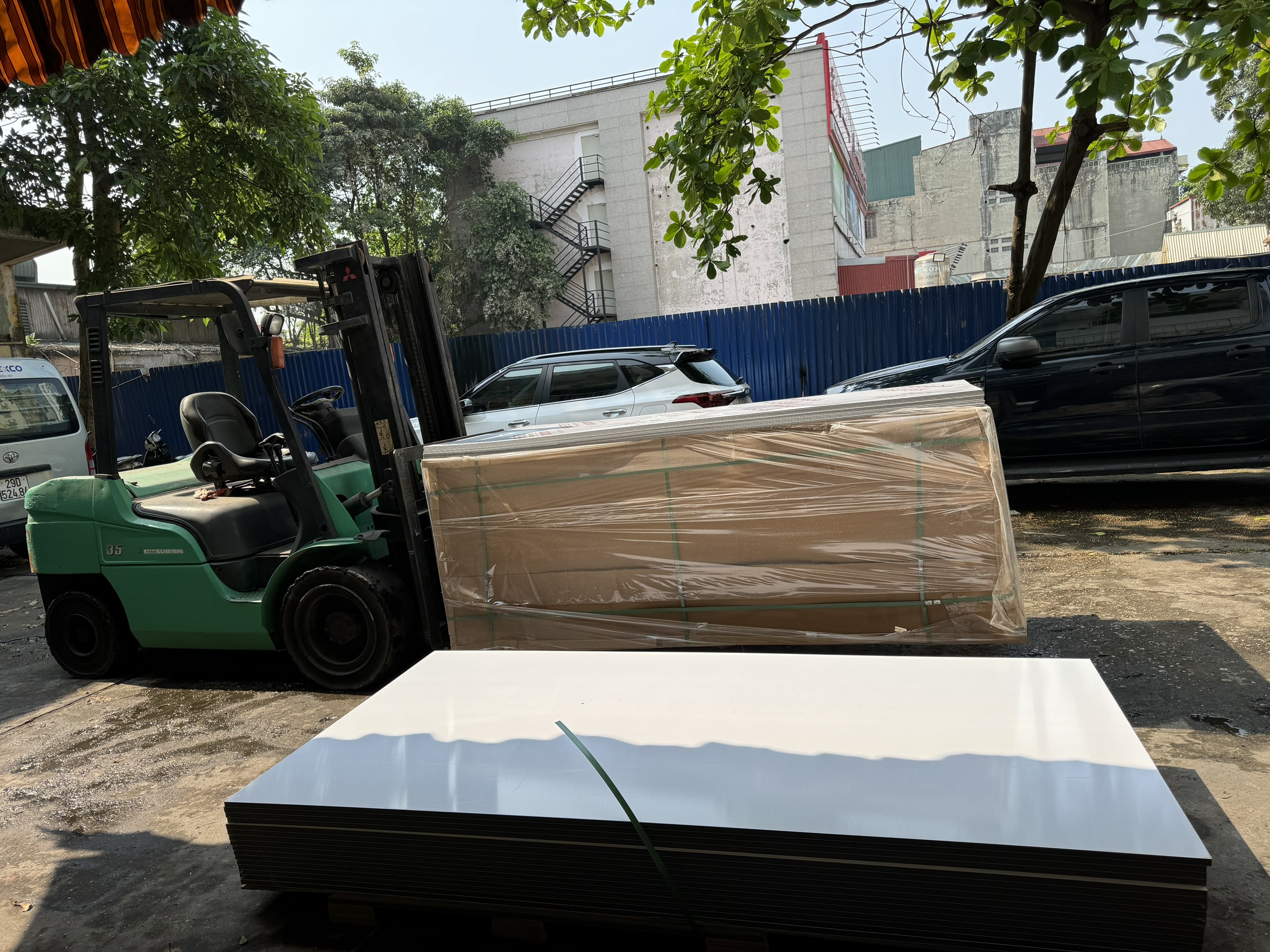 Gỗ nhựa 17 ly cốt đen than tre mặt trắng Acrylic 0.7mm