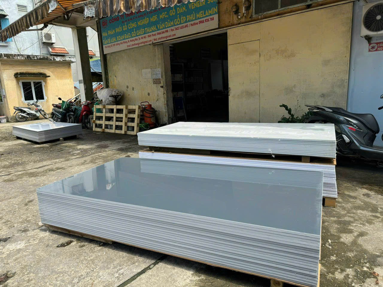 Gỗ nhựa than tre mặt nhựa Acrylic siêu bóng màu ghi và chì, trắng