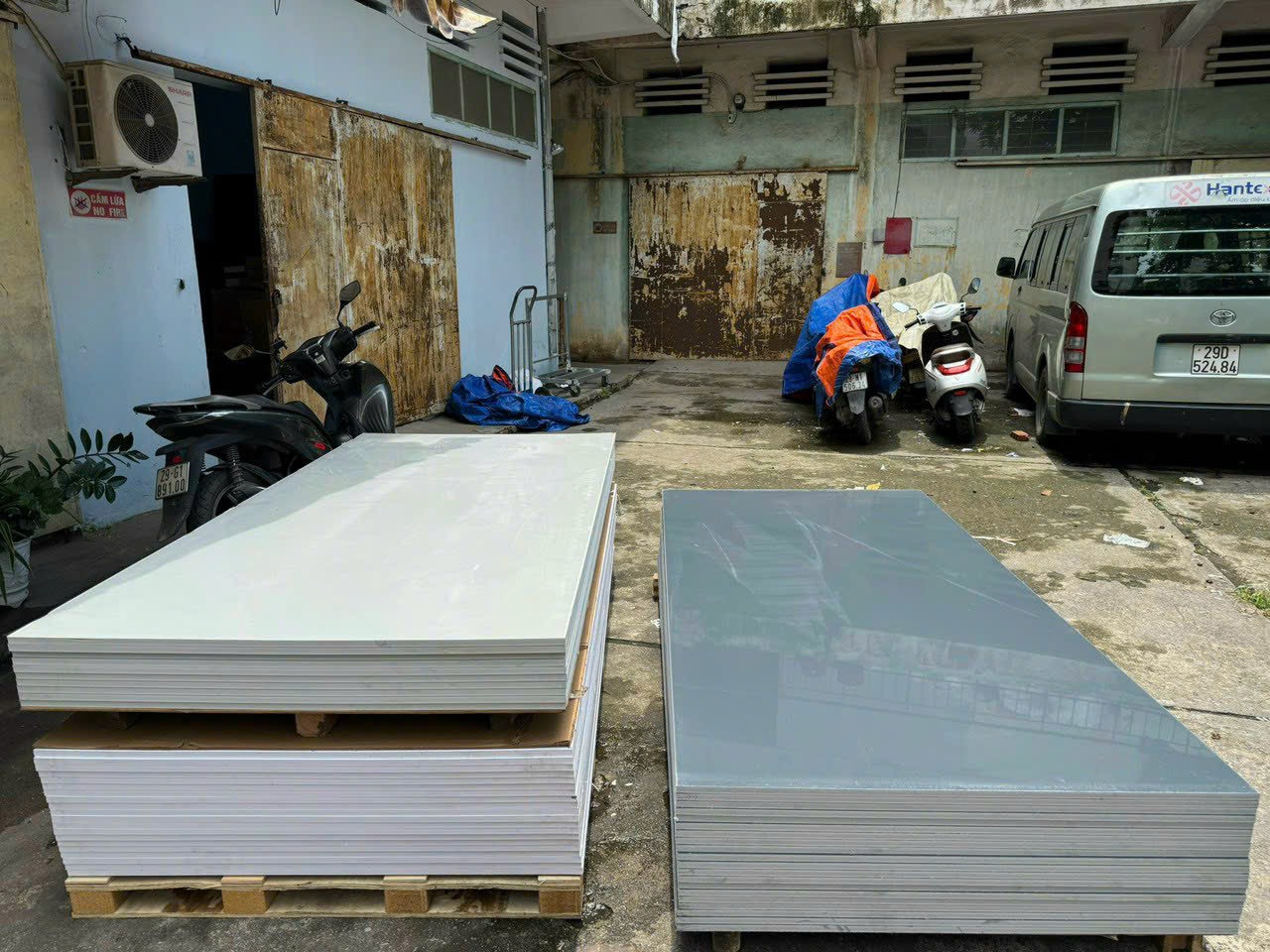 Gỗ nhựa than tre mặt nhựa Acrylic siêu bóng màu ghi và chì, trắng