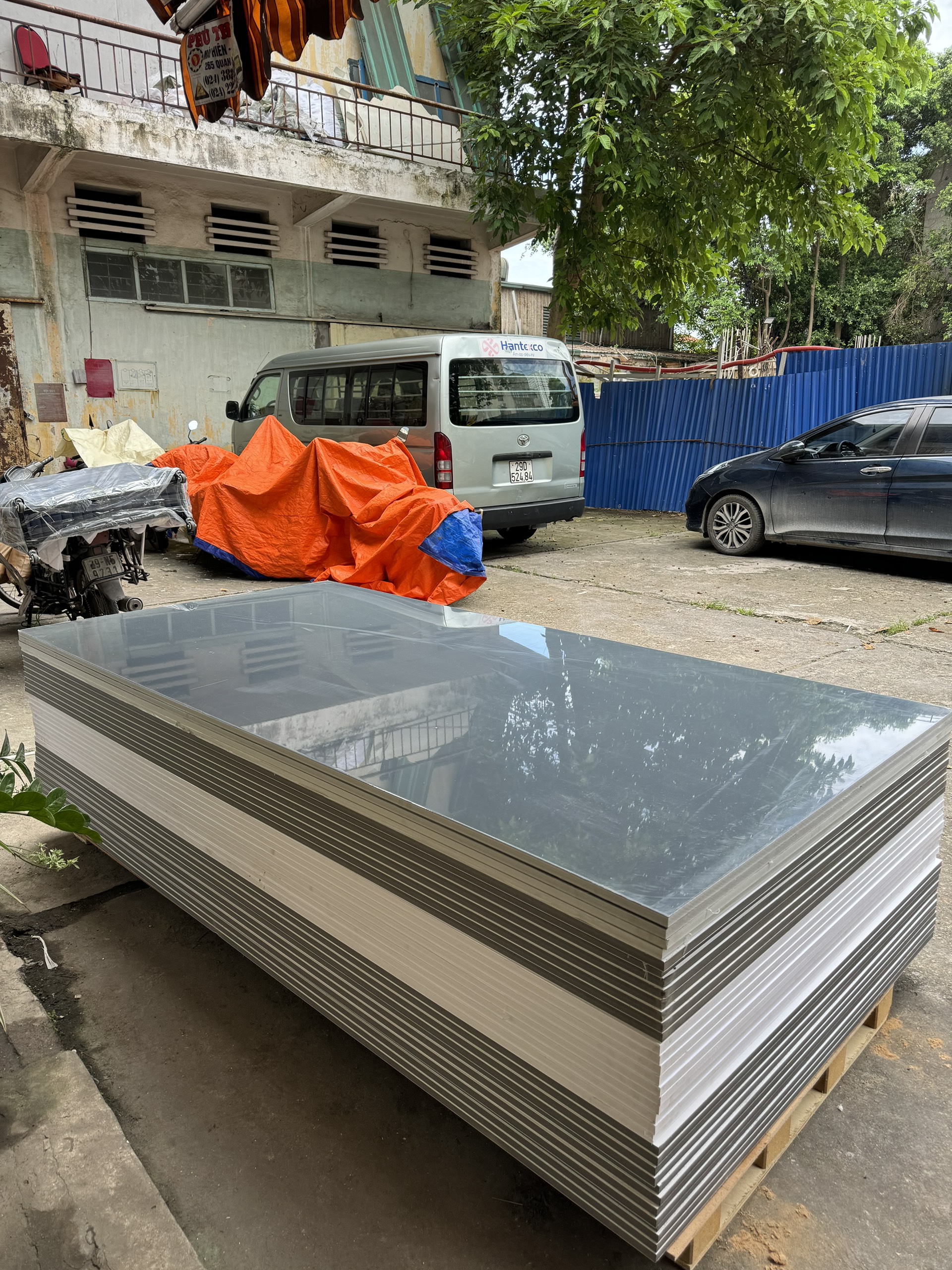 Gỗ nhựa than tre mặt nhựa Acrylic siêu bóng màu ghi và chì, trắng