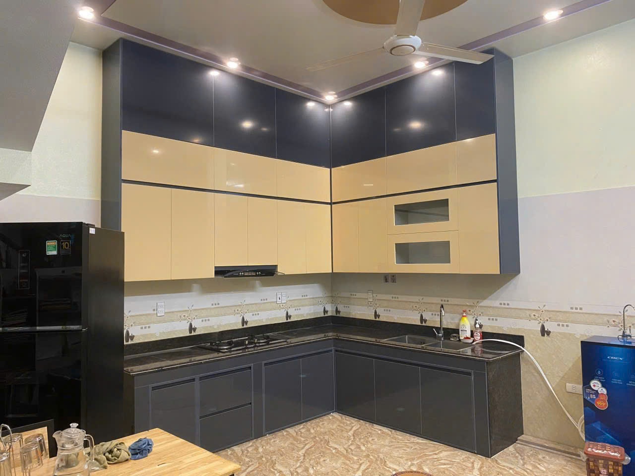 	Gỗ nhựa than tre mặt nhựa Acrylic siêu bóng màu vàng cát lên sản phẩm