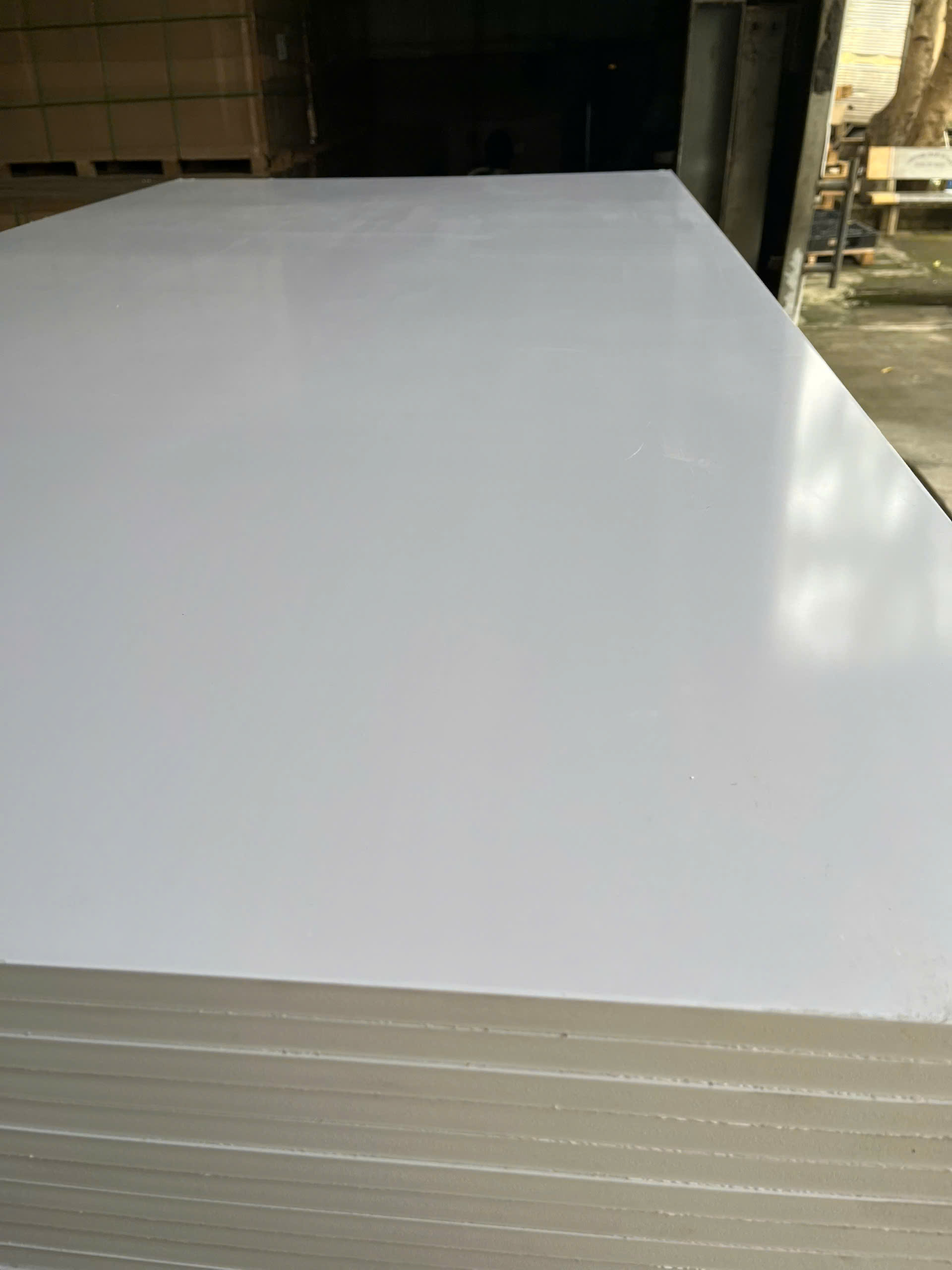 Gỗ nhựa 17 ly màu trắng 1 lớp cốt trắng, mặt trắng mờ. Tỉ trọng 0.6