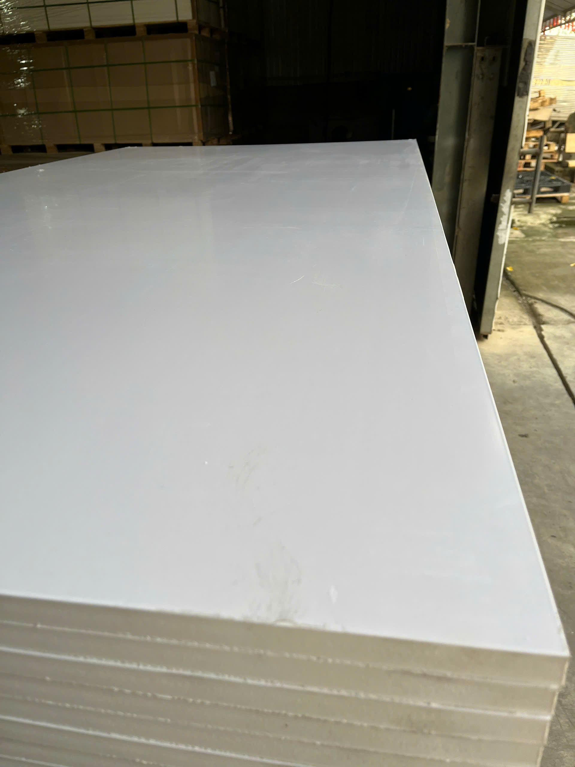 Gỗ nhựa 17 ly màu trắng 1 lớp cốt trắng, mặt trắng mờ. Tỉ trọng 0.6