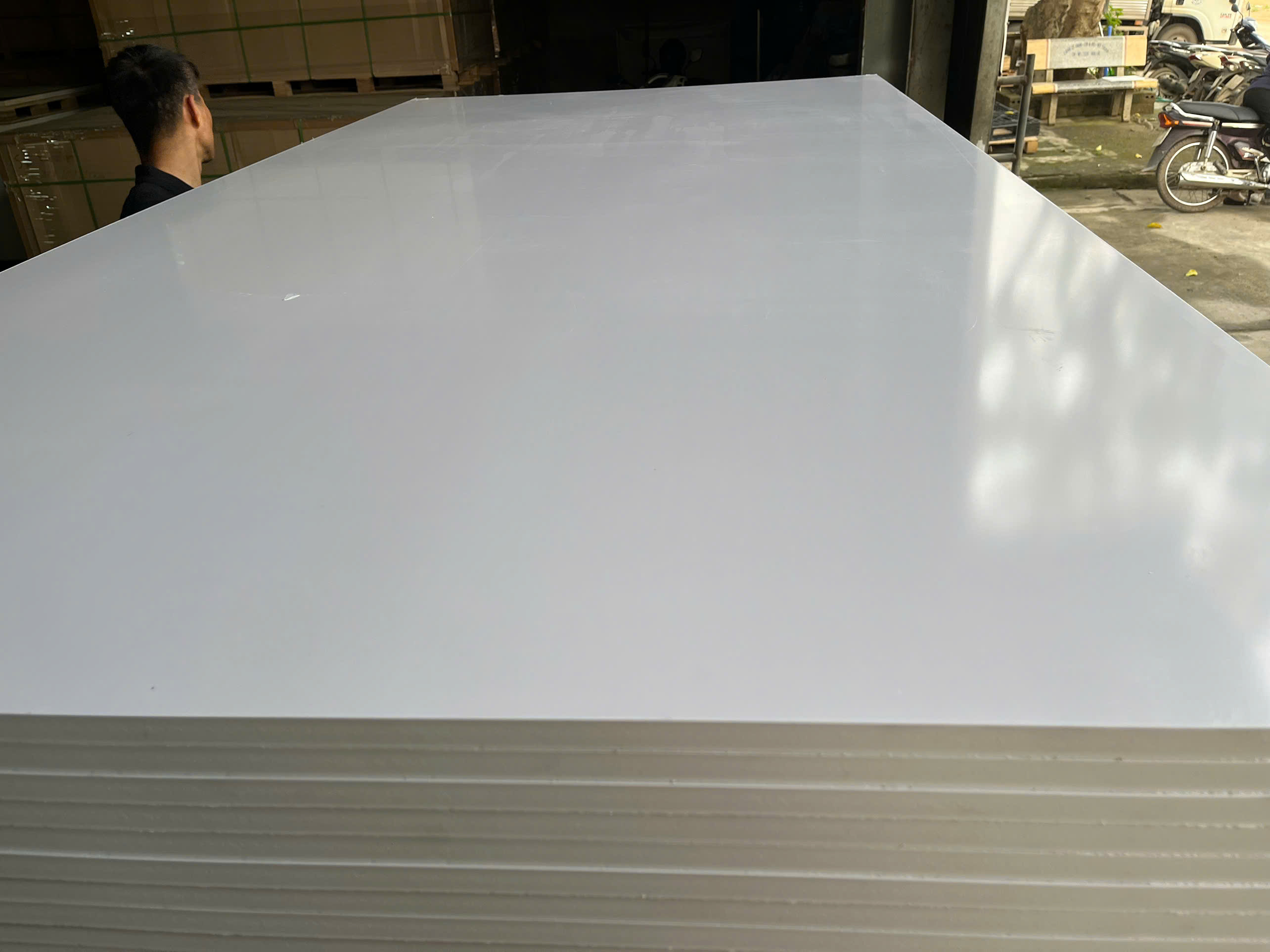 Gỗ nhựa 17 ly màu trắng 1 lớp cốt trắng, mặt trắng mờ. Tỉ trọng 0.6
